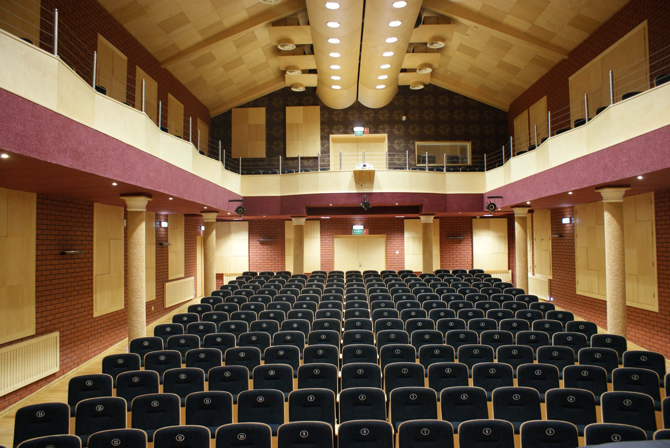 Zdjęcia wnętrza sali koncertowej PSM I stopnia w Lubaczowie