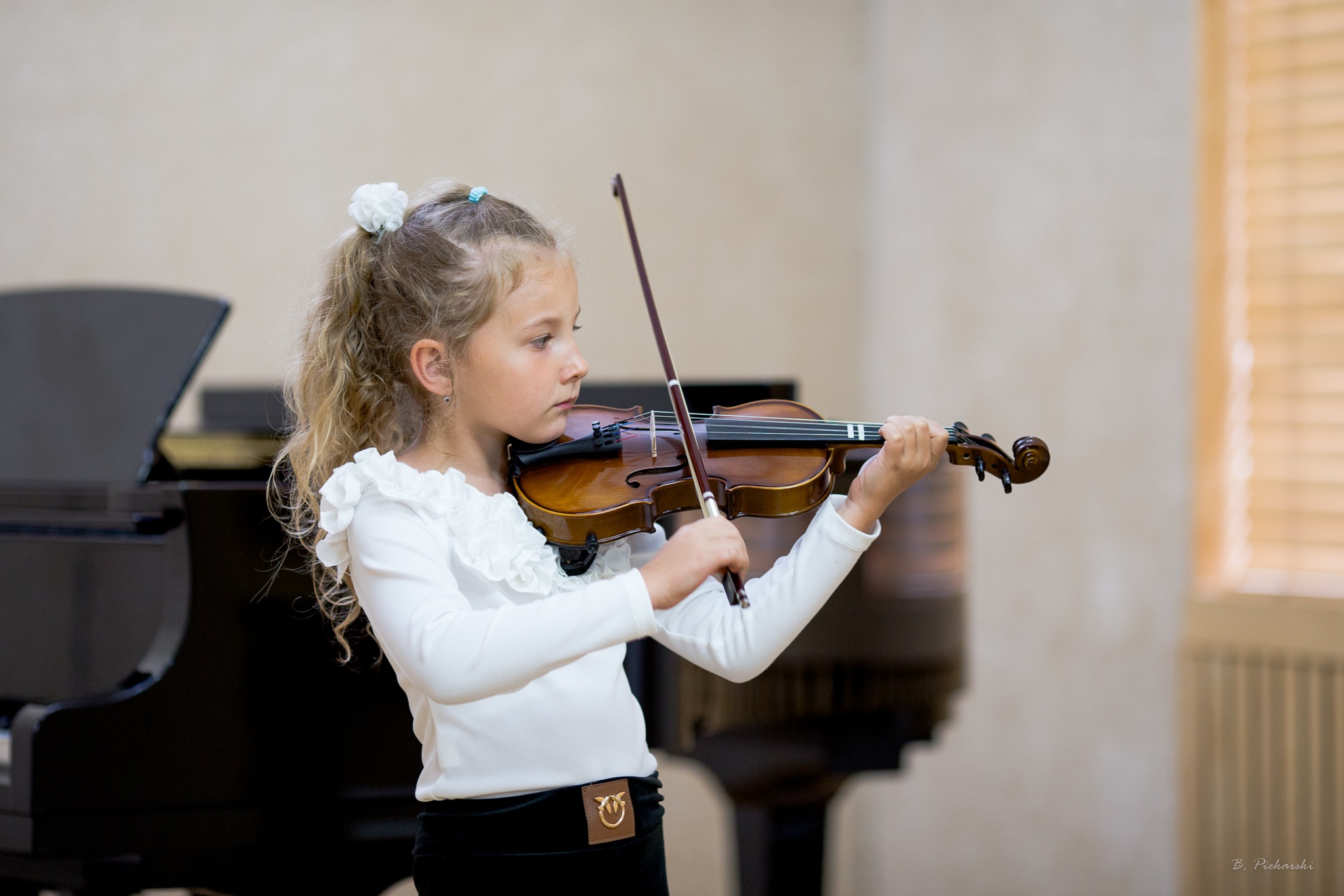 Zdjęcia z popisu uczniów klasy skrzypiec