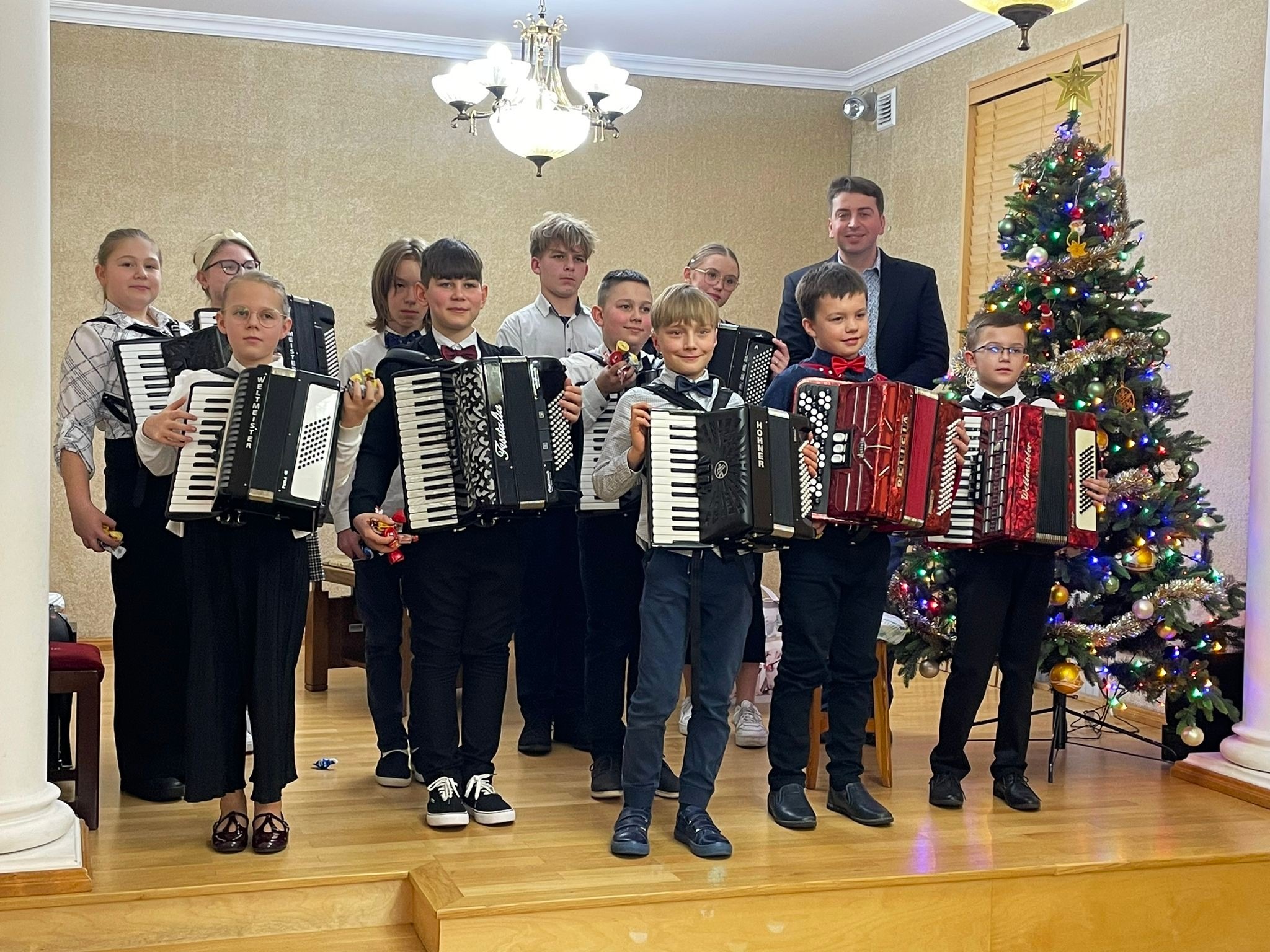 Zdjęcia z koncertu kolęd w wykonaniu uczniów klasy akordeonu