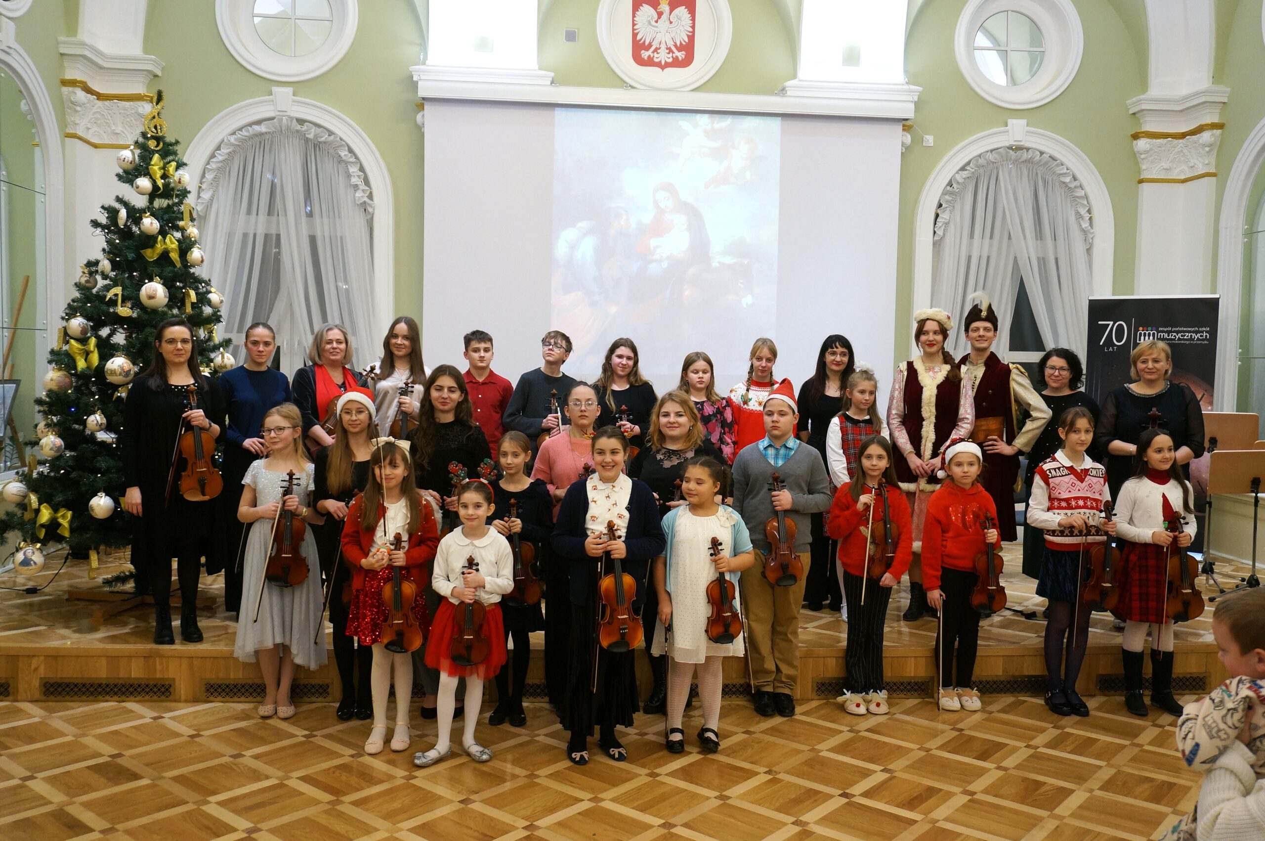 Zdjęcia z koncertu pt. Anielskie kolędowanie w ZPSM w Przemyślu