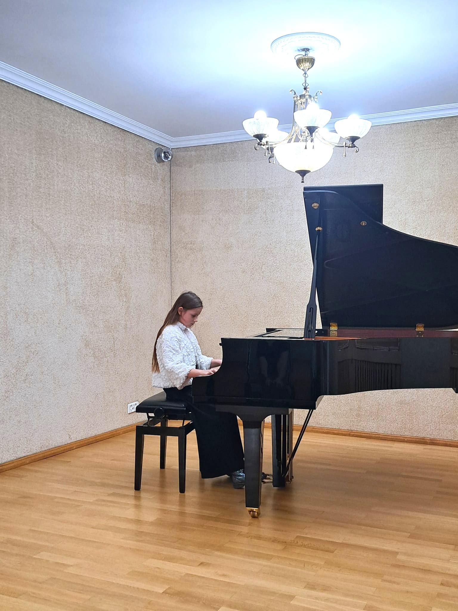 Zdjęcie z popisu uczniów klasy IV i V c.6.l
