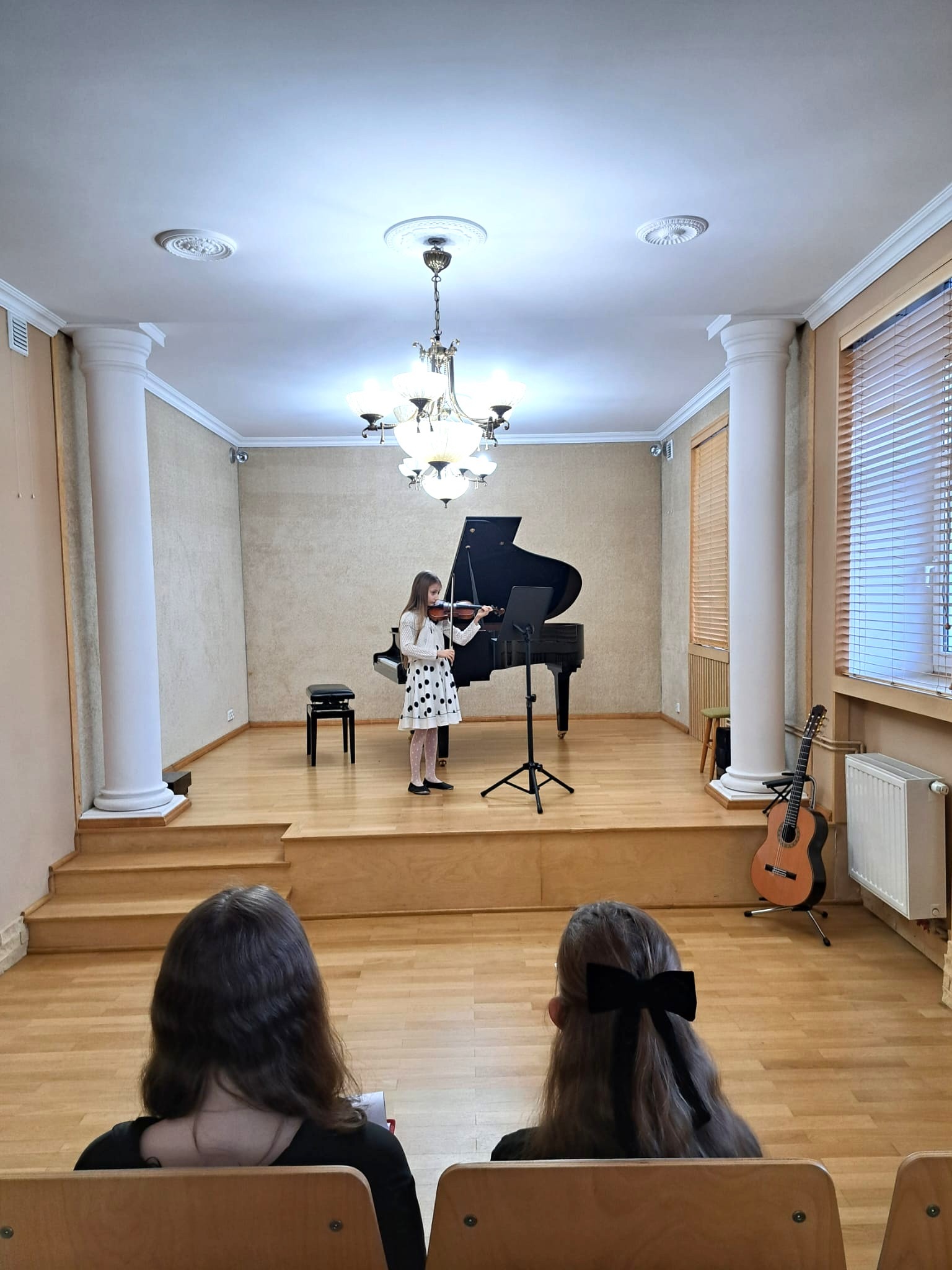 Zdjęcie z popisu uczniów klasy IV i V c.6.l