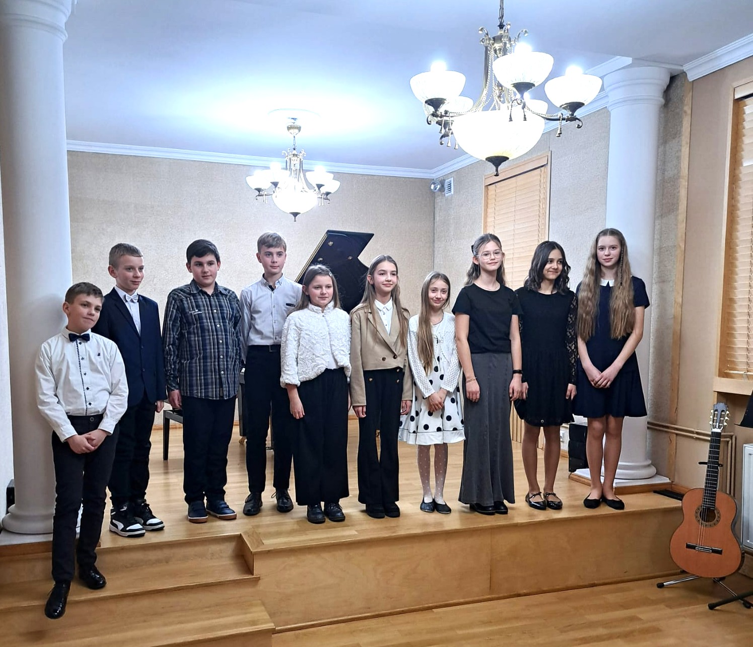 Zdjęcie z popisu uczniów klasy IV i V c.6.l