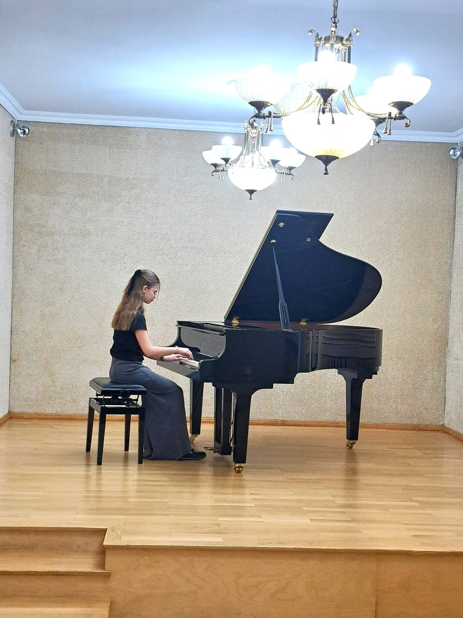 Zdjęcie z popisu uczniów klasy IV i V c.6.l
