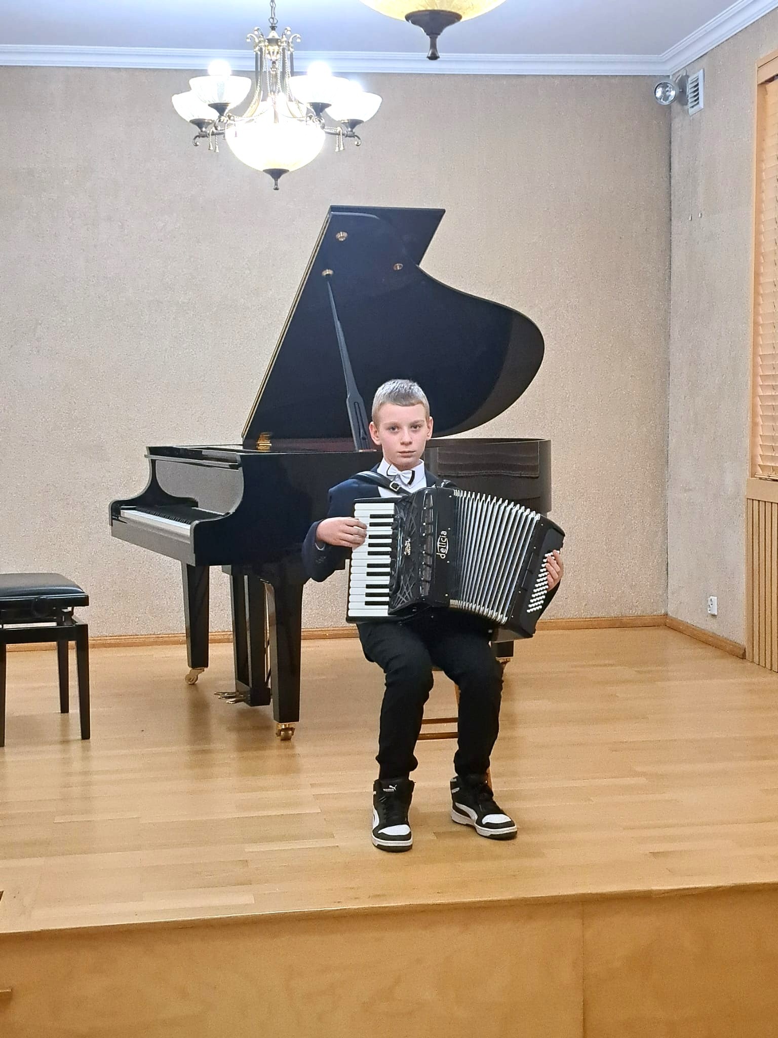 Zdjęcie z popisu uczniów klasy IV i V c.6.l