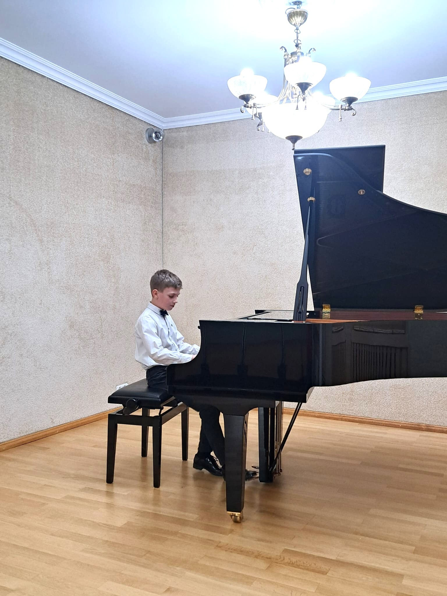 Zdjęcie z popisu uczniów klasy IV i V c.6.l