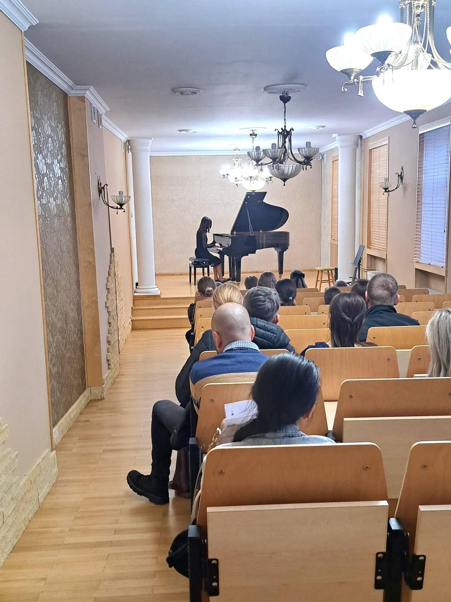 Zdjęcie z popisu uczniów klasy IV i V c.6.l
