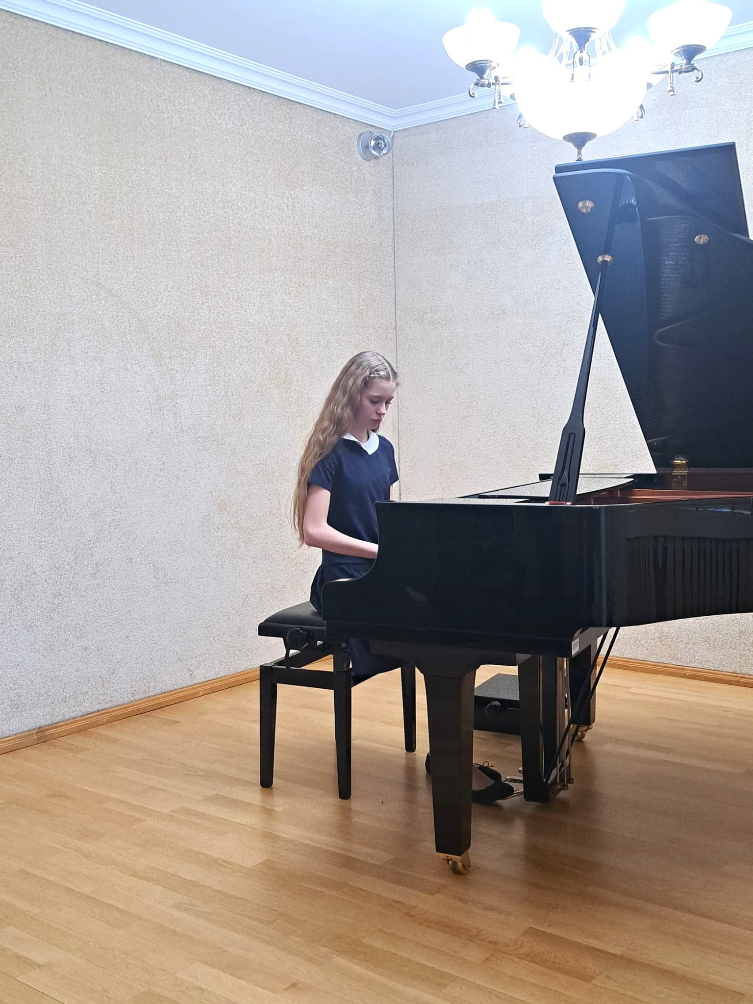 Zdjęcie z popisu uczniów klasy IV i V c.6.l