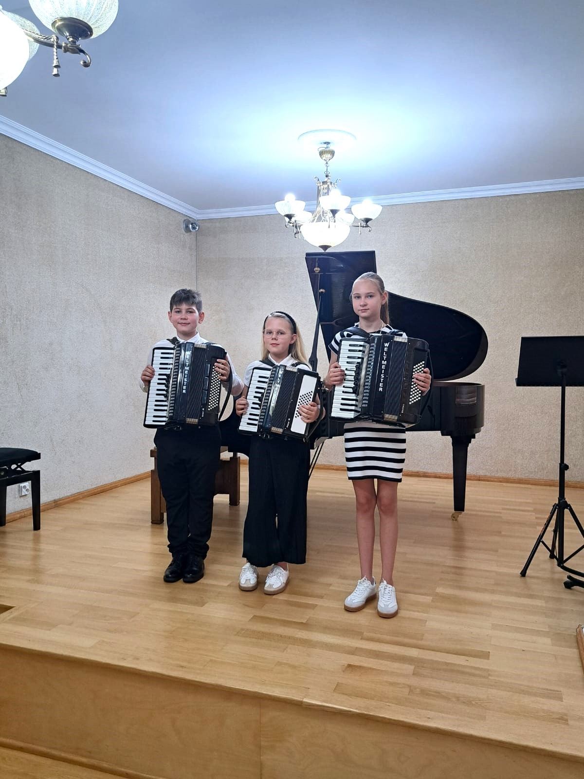 Zdjęcie z popisu uczniów klasy I c. 4 l