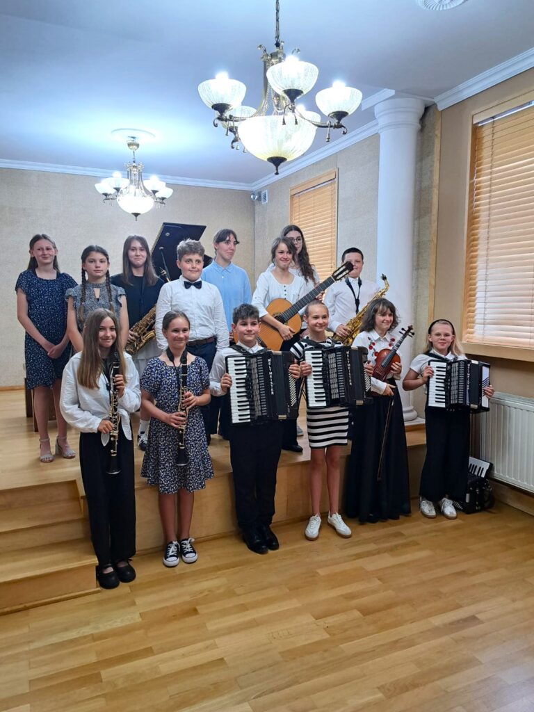 Zdjęcie z popisu uczniów klasy I c. 4 l