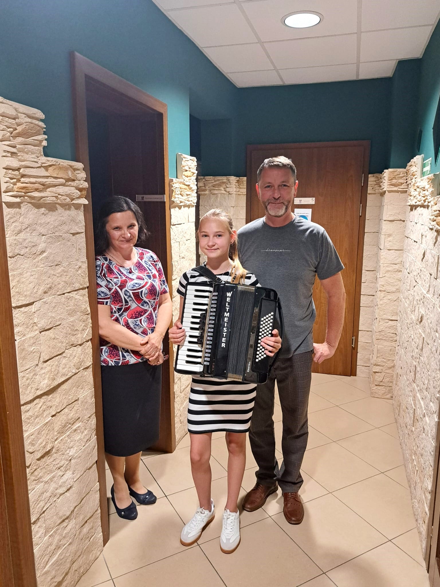Zdjęcie z popisu uczniów klasy I c. 4 l