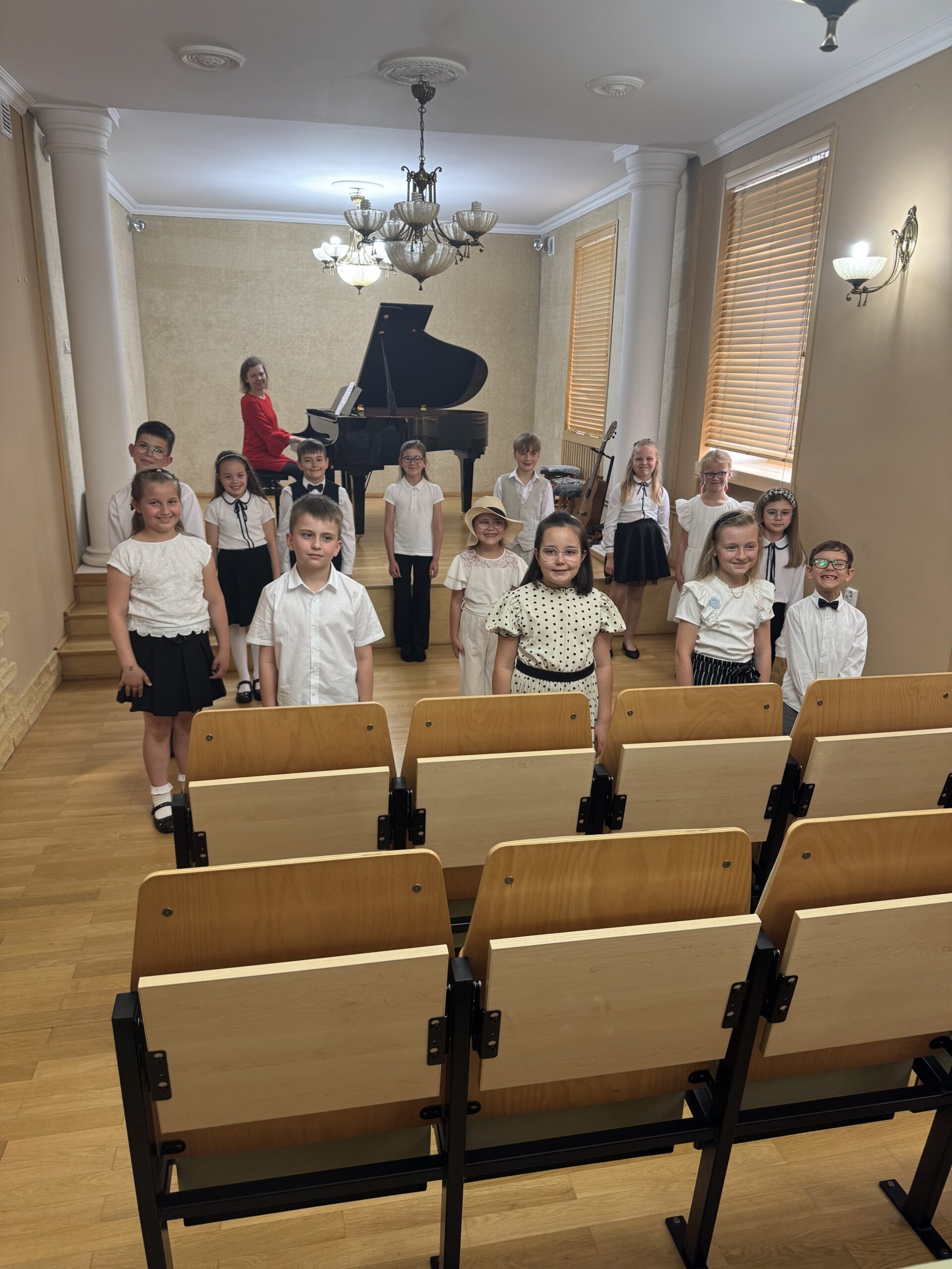 Zdjęcie z popisu uczniów klasy I c. 6 l