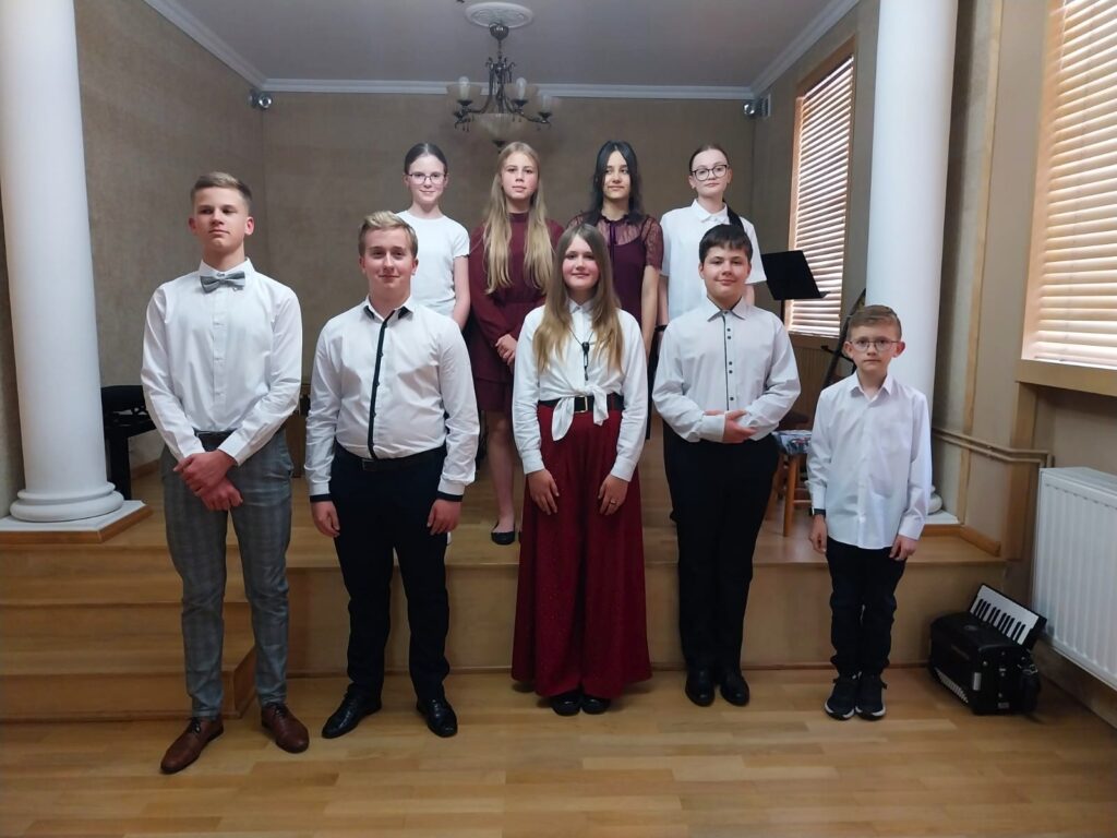 Zdjęcie z popisu uczniów klasy II c. 4 l
