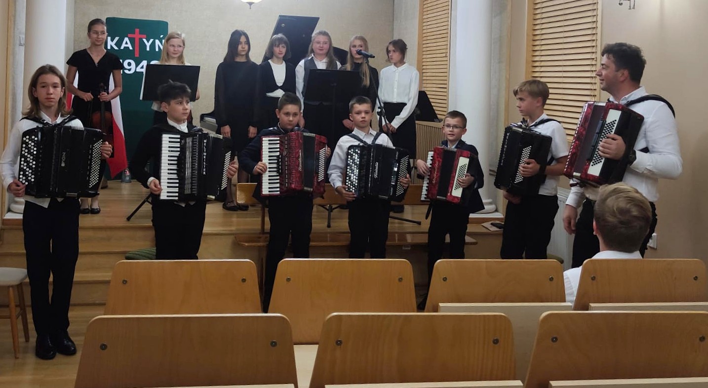 Zdjęcia z koncertu upamiętniającego 85. rocznicę Zbrodni Katyńskiej